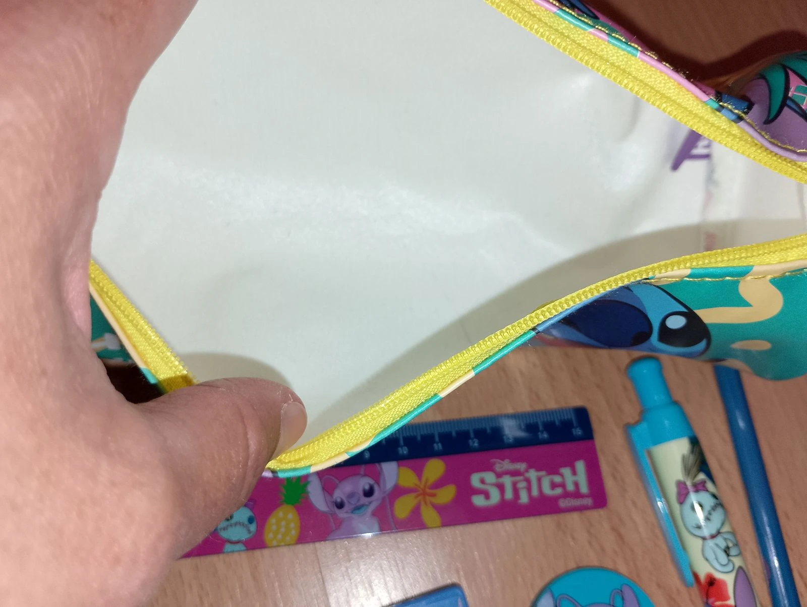 Lote nuevo de papelería Disney Stitch con estuche – photo 3